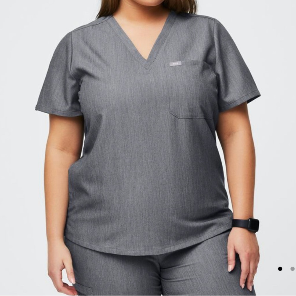 Figs women's Caterina One Pocket Scrub Top in Graphite Grey Size S